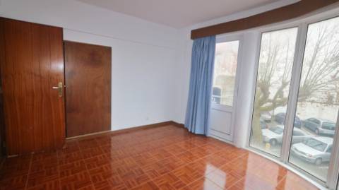 AMPLO EDIFÍCIO para VENDA com ÁREA COMERCIAL, ARMAZÉM e 9 APARTAMENTOS - Ponta Delgada, Ilha de São Miguel, Açores
