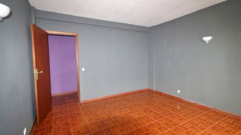 AMPLO EDIFÍCIO para VENDA com ÁREA COMERCIAL, ARMAZÉM e 9 APARTAMENTOS - Ponta Delgada, Ilha de São Miguel, Açores