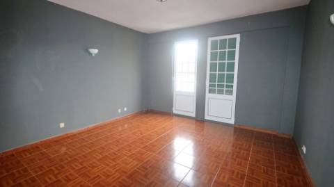 AMPLO EDIFÍCIO para VENDA com ÁREA COMERCIAL, ARMAZÉM e 9 APARTAMENTOS - Ponta Delgada, Ilha de São Miguel, Açores