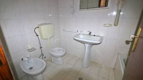 AMPLO EDIFÍCIO para VENDA com ÁREA COMERCIAL, ARMAZÉM e 9 APARTAMENTOS - Ponta Delgada, Ilha de São Miguel, Açores