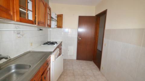 AMPLO EDIFÍCIO para VENDA com ÁREA COMERCIAL, ARMAZÉM e 9 APARTAMENTOS - Ponta Delgada, Ilha de São Miguel, Açores