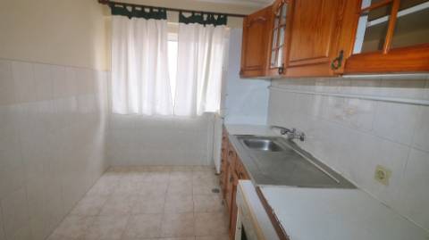 AMPLO EDIFÍCIO para VENDA com ÁREA COMERCIAL, ARMAZÉM e 9 APARTAMENTOS - Ponta Delgada, Ilha de São Miguel, Açores