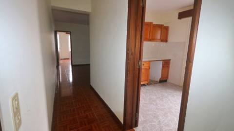AMPLO EDIFÍCIO para VENDA com ÁREA COMERCIAL, ARMAZÉM e 9 APARTAMENTOS - Ponta Delgada, Ilha de São Miguel, Açores