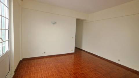 AMPLO EDIFÍCIO para VENDA com ÁREA COMERCIAL, ARMAZÉM e 9 APARTAMENTOS - Ponta Delgada, Ilha de São Miguel, Açores