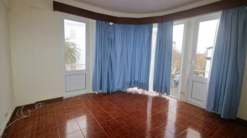 AMPLO EDIFÍCIO para VENDA com ÁREA COMERCIAL, ARMAZÉM e 9 APARTAMENTOS - Ponta Delgada, Ilha de São Miguel, Açores