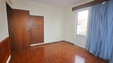 AMPLO EDIFÍCIO para VENDA com ÁREA COMERCIAL, ARMAZÉM e 9 APARTAMENTOS - Ponta Delgada, Ilha de São Miguel, Açores