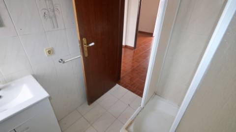 AMPLO EDIFÍCIO para VENDA com ÁREA COMERCIAL, ARMAZÉM e 9 APARTAMENTOS - Ponta Delgada, Ilha de São Miguel, Açores