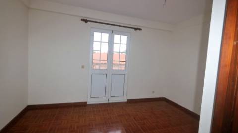 AMPLO EDIFÍCIO para VENDA com ÁREA COMERCIAL, ARMAZÉM e 9 APARTAMENTOS - Ponta Delgada, Ilha de São Miguel, Açores