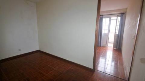 AMPLO EDIFÍCIO para VENDA com ÁREA COMERCIAL, ARMAZÉM e 9 APARTAMENTOS - Ponta Delgada, Ilha de São Miguel, Açores