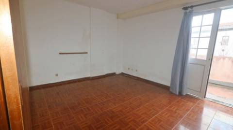 AMPLO EDIFÍCIO para VENDA com ÁREA COMERCIAL, ARMAZÉM e 9 APARTAMENTOS - Ponta Delgada, Ilha de São Miguel, Açores