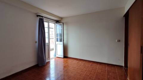 AMPLO EDIFÍCIO para VENDA com ÁREA COMERCIAL, ARMAZÉM e 9 APARTAMENTOS - Ponta Delgada, Ilha de São Miguel, Açores