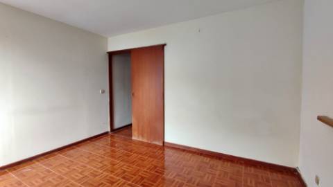 AMPLO EDIFÍCIO para VENDA com ÁREA COMERCIAL, ARMAZÉM e 9 APARTAMENTOS - Ponta Delgada, Ilha de São Miguel, Açores