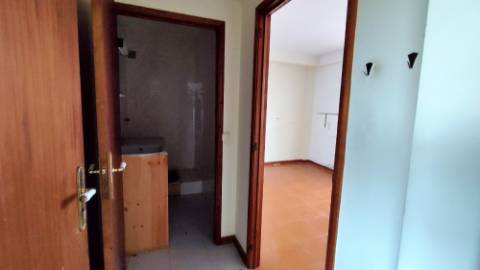 AMPLO EDIFÍCIO para VENDA com ÁREA COMERCIAL, ARMAZÉM e 9 APARTAMENTOS - Ponta Delgada, Ilha de São Miguel, Açores