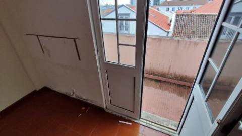 AMPLO EDIFÍCIO para VENDA com ÁREA COMERCIAL, ARMAZÉM e 9 APARTAMENTOS - Ponta Delgada, Ilha de São Miguel, Açores