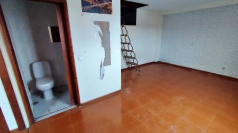 AMPLO EDIFÍCIO para VENDA com ÁREA COMERCIAL, ARMAZÉM e 9 APARTAMENTOS - Ponta Delgada, Ilha de São Miguel, Açores
