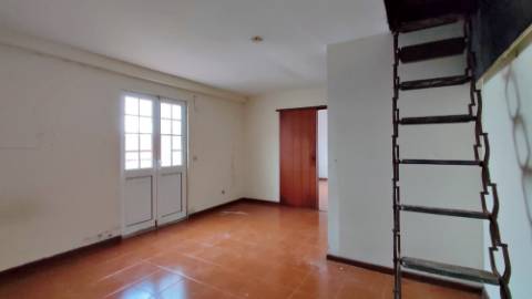 AMPLO EDIFÍCIO para VENDA com ÁREA COMERCIAL, ARMAZÉM e 9 APARTAMENTOS - Ponta Delgada, Ilha de São Miguel, Açores