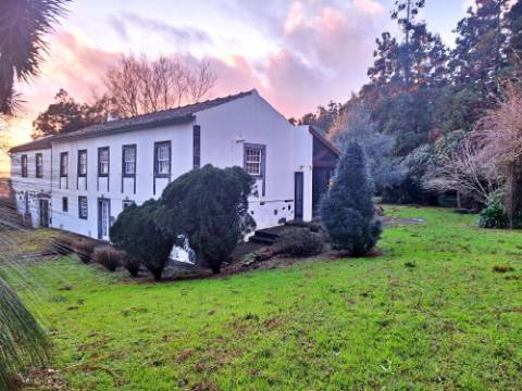 VENDA de AMPLA MORADIA ISOLADA com VASTO JARDIM e TERRENO - Horta, Ilha do Faial, Açores