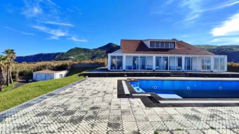 VENDA de VIVENDA - MORADIA à beira-mar, com AMPLO TERRENO, JARDIM e PISCINA - Mosteiros, Ponta Delgada, São Miguel, Açores