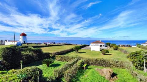 VENDA de VIVENDA - MORADIA à beira-mar, com AMPLO TERRENO, JARDIM e VISTA MAR - Mosteiros, Ponta Delgada, São Miguel, Açores