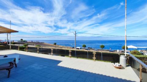 VENDA de VIVENDA - MORADIA à beira-mar, com AMPLO TERRENO, JARDIM e VISTA MAR - Mosteiros, Ponta Delgada, São Miguel, Açores