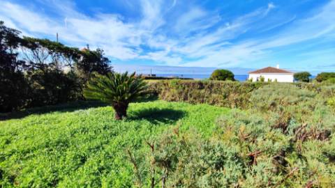 VENDA de VIVENDA - MORADIA à beira-mar, com AMPLO TERRENO, JARDIM e VISTA MAR - Mosteiros, Ponta Delgada, São Miguel, Açores