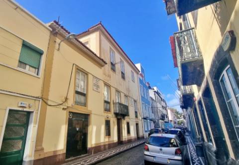 AMPLO EDIFÍCIO - MORADIA com QUINTAL no centro histórico Ponta Delgada, Ilha São Miguel, Açores