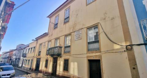 AMPLO EDIFÍCIO - MORADIA com QUINTAL no centro histórico Ponta Delgada, Ilha São Miguel, Açores