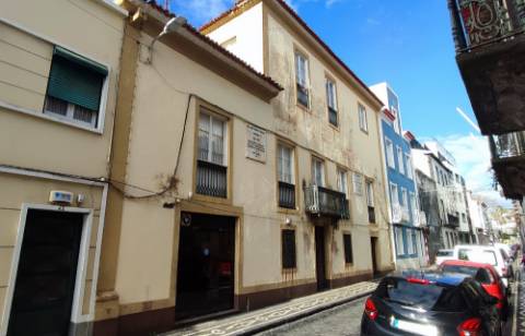 AMPLO EDIFÍCIO - MORADIA com QUINTAL no centro histórico Ponta Delgada, Ilha São Miguel, Açores