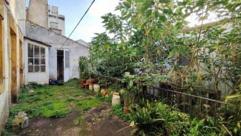 AMPLO EDIFÍCIO - MORADIA com QUINTAL no centro histórico Ponta Delgada, Ilha São Miguel, Açores