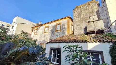 AMPLO EDIFÍCIO - MORADIA com QUINTAL no centro histórico Ponta Delgada, Ilha São Miguel, Açores