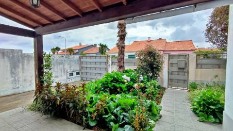 VENDA de CASA - MORADIA com garagem, jardim e quintal - Pico da Pedra, Ribeira Grande, São Miguel, Açores