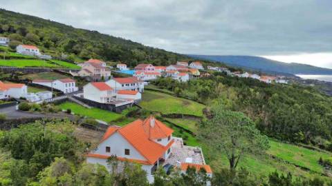 VENDA de MORADIA - VIVENDA T5 com VISTA MAR - São João, Lajes do Pico, Ilha do PICO, Açores