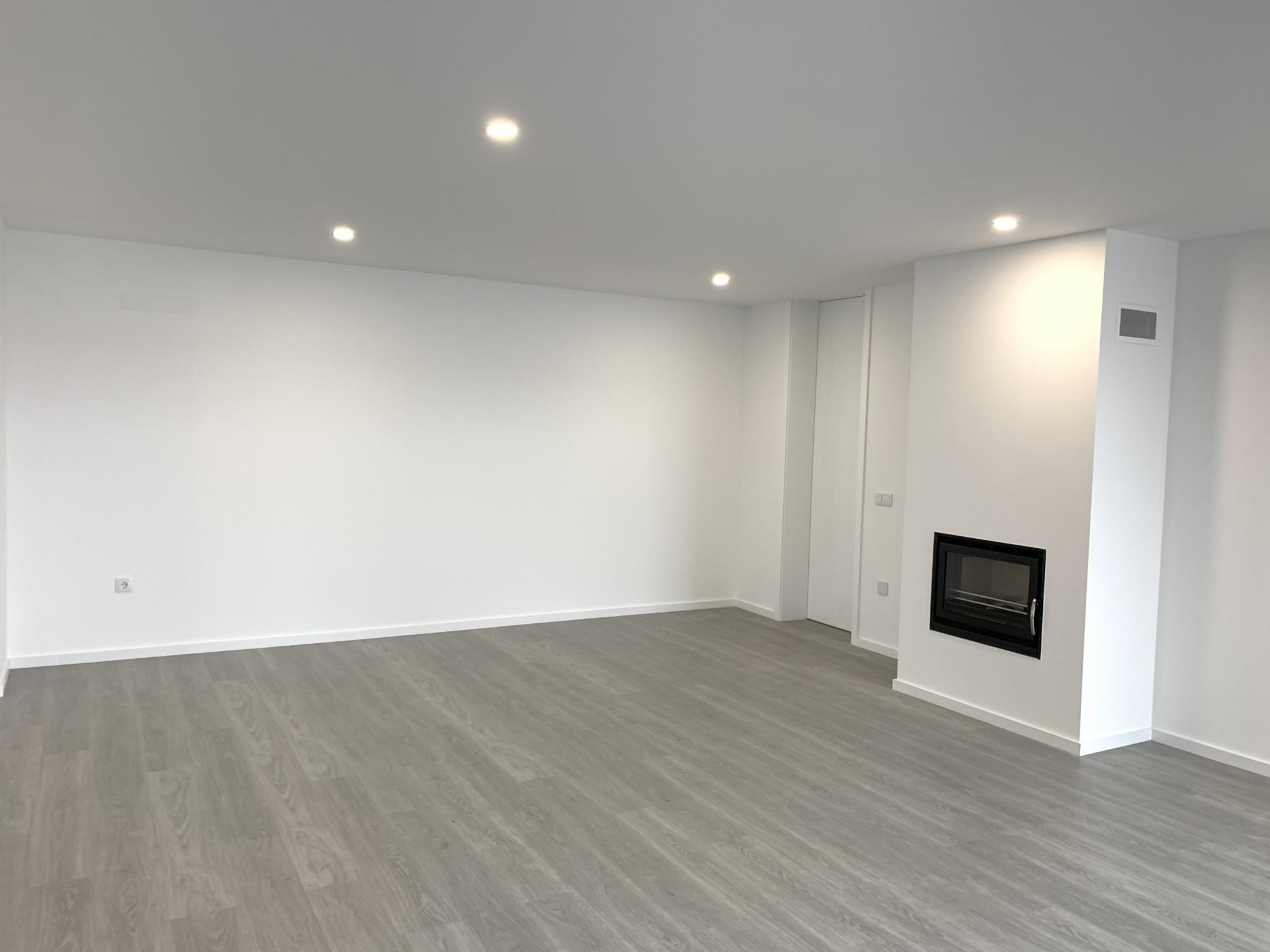 MORADIA NOVA T3 + ESCRITÓRIO - PRONTA A HABITAR !!