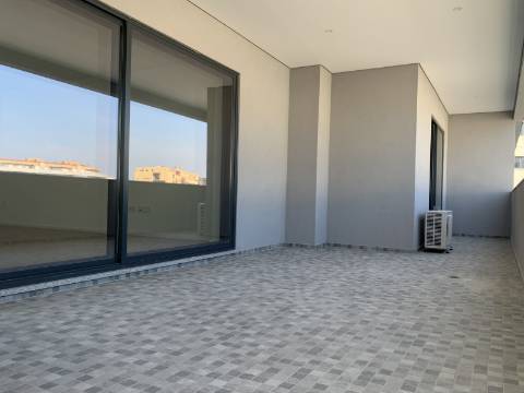APARTAMENTO T1 NOVO C/ TERRAÇO - JUNTO AO CENTRO