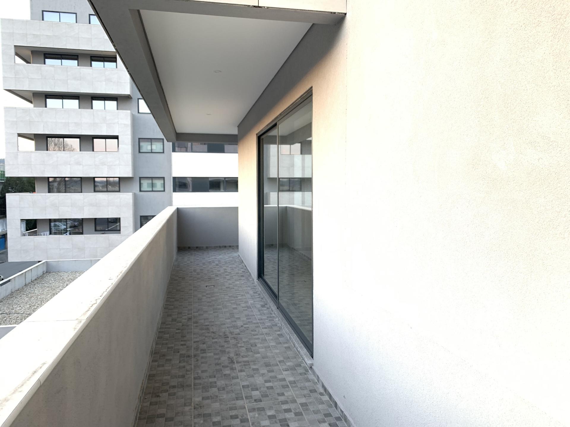 APARTAMENTO T1 NOVO C/ TERRAÇO - JUNTO AO CENTRO