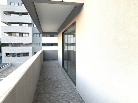 APARTAMENTO T1 NOVO C/ TERRAÇO - JUNTO AO CENTRO