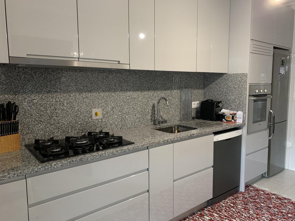 APARTAMENTO T2 NOVO C/ NOVO -JUNTO CENTRO