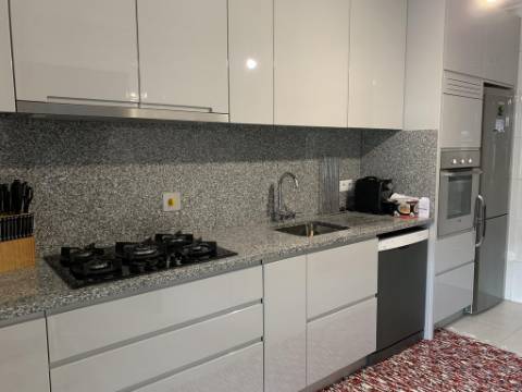 APARTAMENTO T2 NOVO C/ NOVO -JUNTO CENTRO