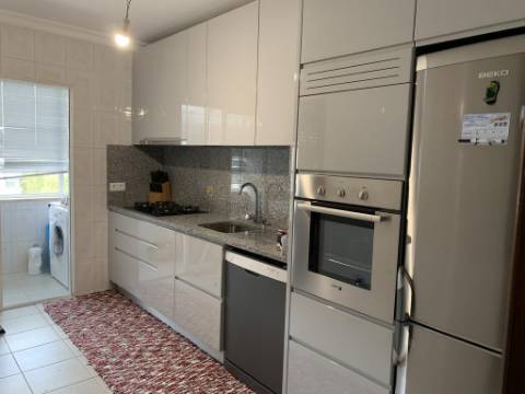 APARTAMENTO T2 NOVO C/ NOVO -JUNTO CENTRO
