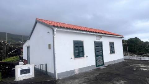 VENDE-SE MORADIA COM ADEGA DE PEDRA NA GINGEIRA EM SÃO MATEUS, MADALENA DO PICO!