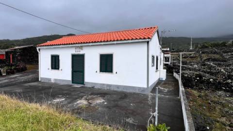 VENDE-SE MORADIA COM ADEGA DE PEDRA NA GINGEIRA EM SÃO MATEUS, MADALENA DO PICO!
