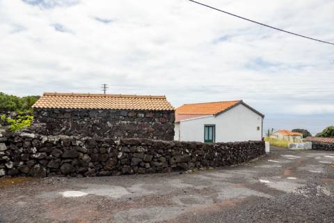 VENDE-SE MORADIA COM ADEGA DE PEDRA NA GINGEIRA EM SÃO MATEUS, MADALENA DO PICO!