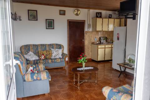 VENDE-SE MORADIA COM ADEGA DE PEDRA NA GINGEIRA EM SÃO MATEUS, MADALENA DO PICO!