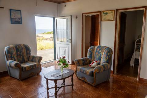 VENDE-SE MORADIA COM ADEGA DE PEDRA NA GINGEIRA EM SÃO MATEUS, MADALENA DO PICO!