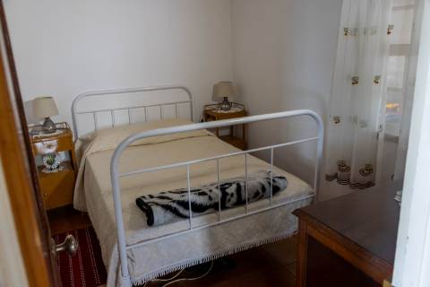 VENDE-SE MORADIA COM ADEGA DE PEDRA NA GINGEIRA EM SÃO MATEUS, MADALENA DO PICO!