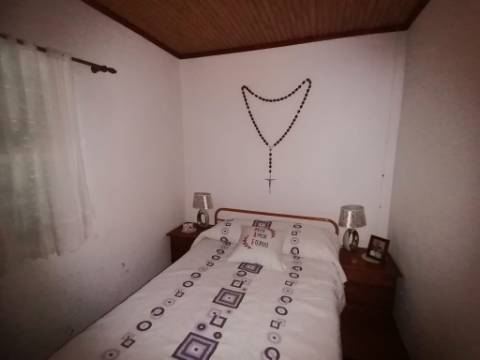VENDE-SE MORADIA COM ADEGA DE PEDRA NA GINGEIRA EM SÃO MATEUS, MADALENA DO PICO!