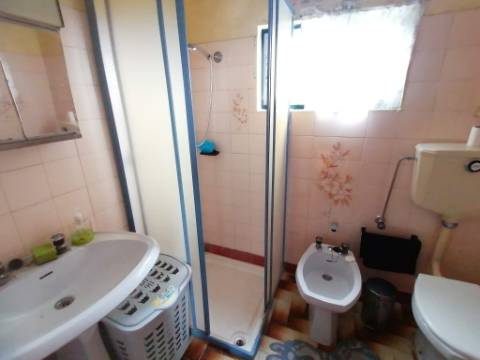 VENDE-SE MORADIA COM ADEGA DE PEDRA NA GINGEIRA EM SÃO MATEUS, MADALENA DO PICO!