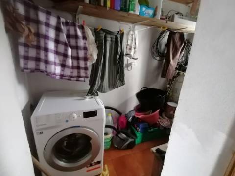 VENDE-SE MORADIA COM ADEGA DE PEDRA NA GINGEIRA EM SÃO MATEUS, MADALENA DO PICO!