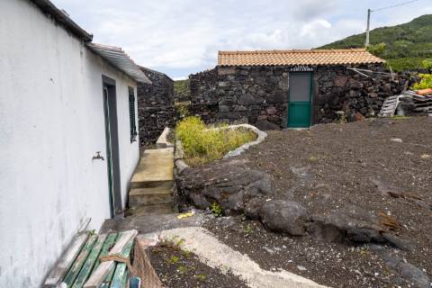 VENDE-SE MORADIA COM ADEGA DE PEDRA NA GINGEIRA EM SÃO MATEUS, MADALENA DO PICO!
