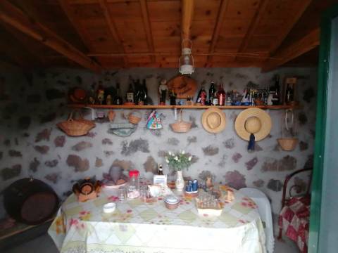 VENDE-SE MORADIA COM ADEGA DE PEDRA NA GINGEIRA EM SÃO MATEUS, MADALENA DO PICO!